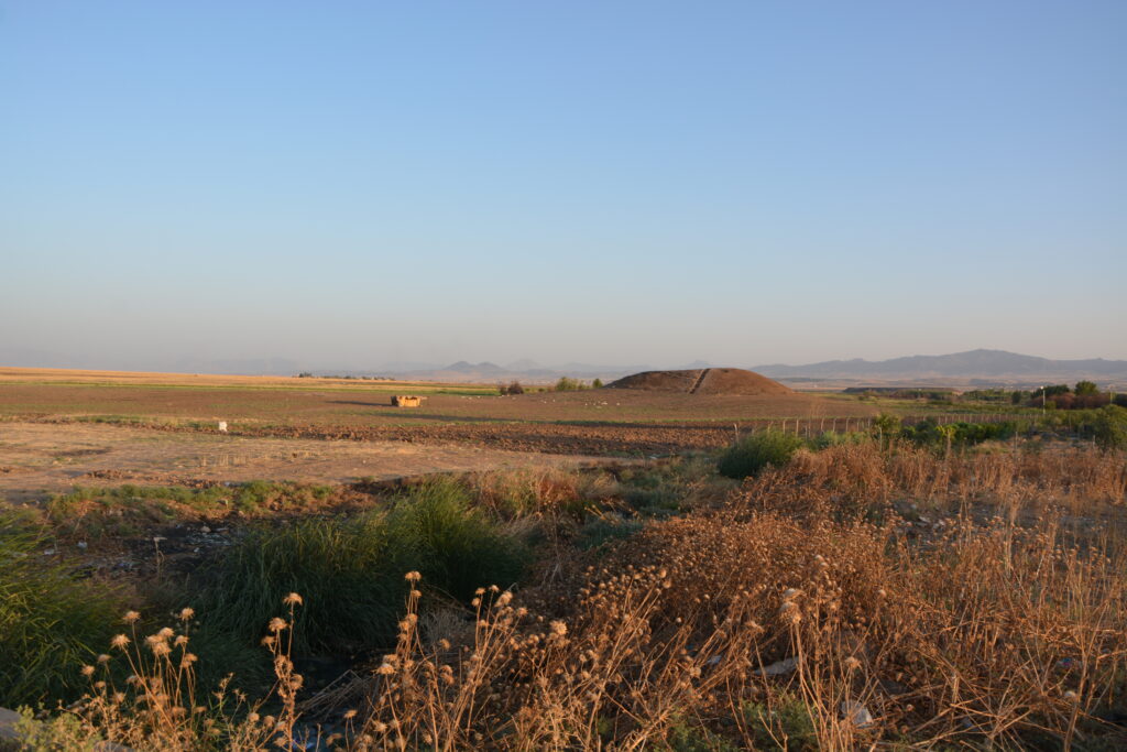 Photo of the mounds of Kazhaw.