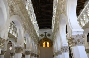 Exkursion Spanien 2023, Teilnehmerinnen und Teilnehmer in der Synagoge in Toledo